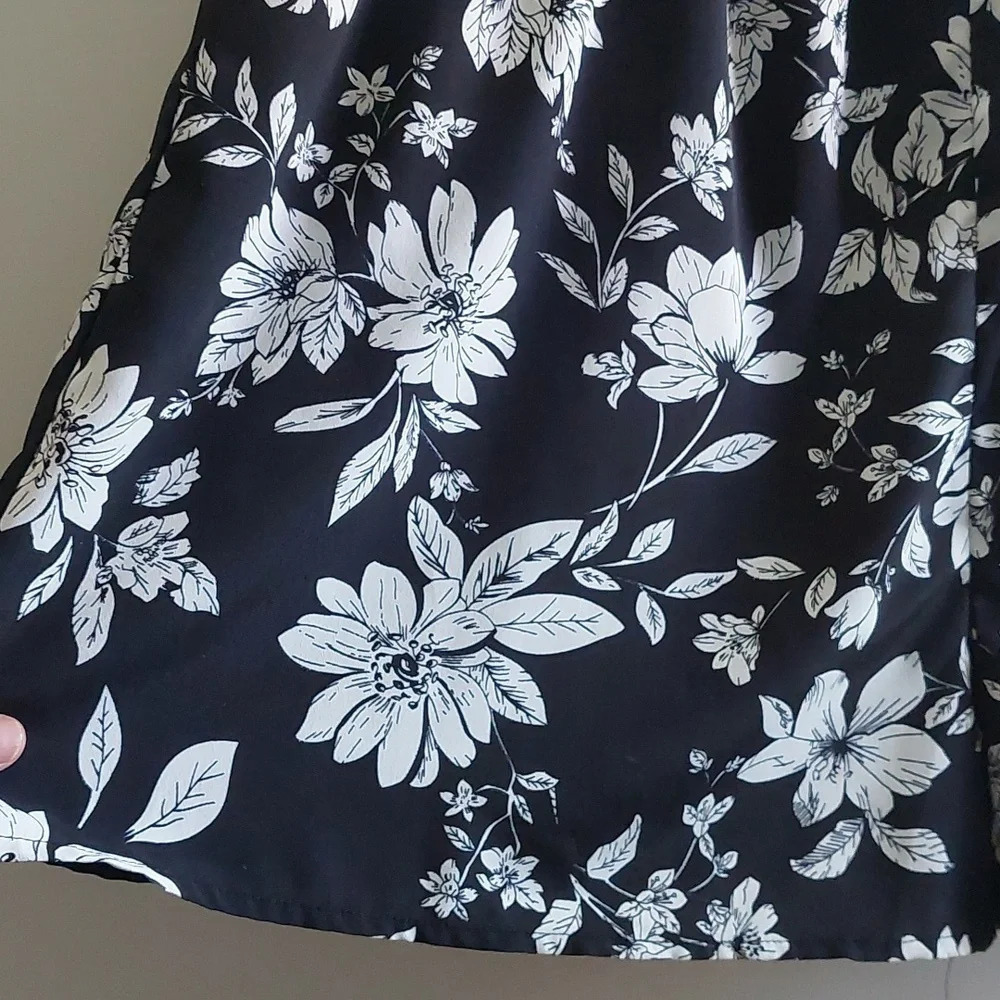 Black & White Floral shorts romper size Large euc - Picture 5 of 7